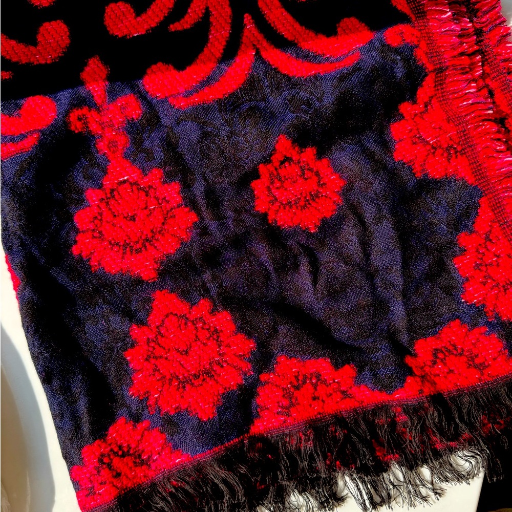 Clever Carriage 👜. Limited Edition Navy, Red, Black Jacquard Scarf Brand New